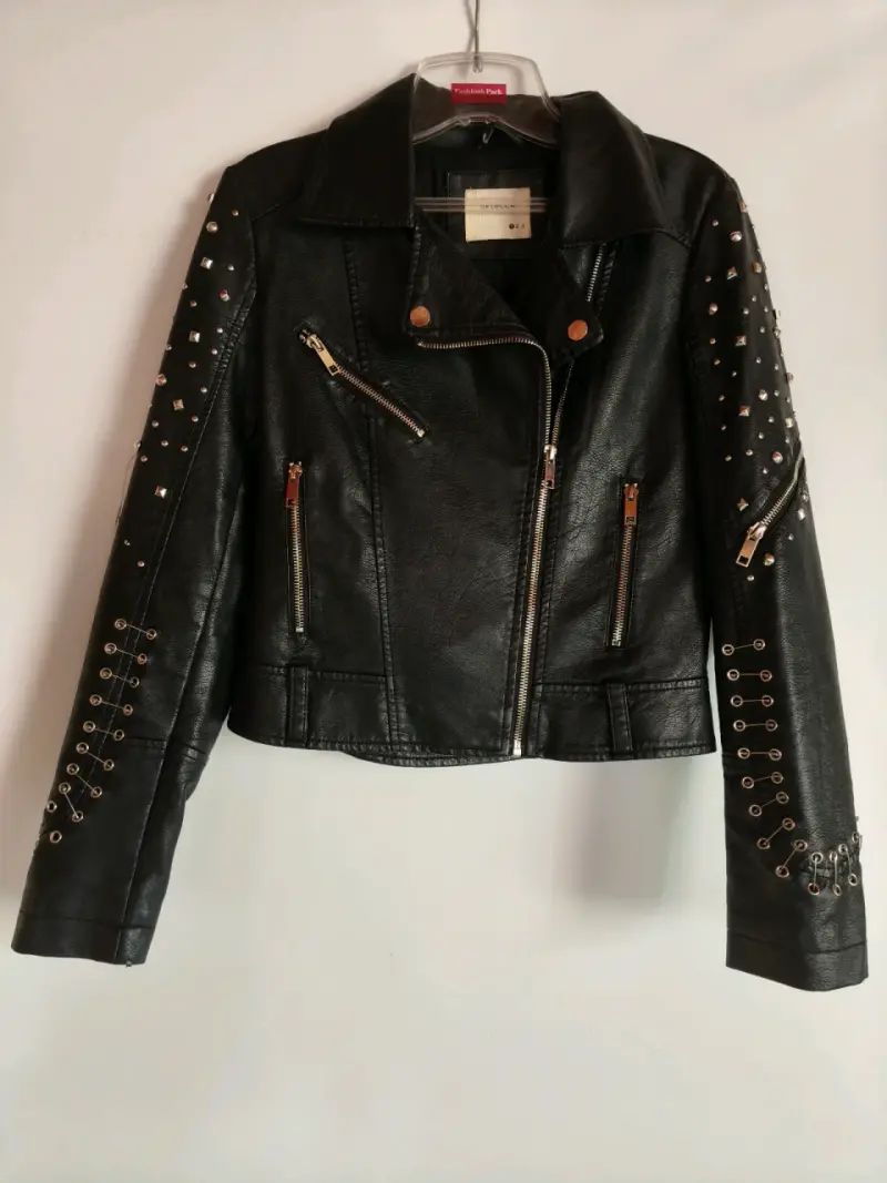 Chaqueta de cuero negra con tachuelas - 1