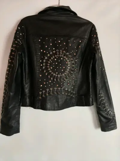 Chaqueta de cuero negra con tachuelas - miniatura 2