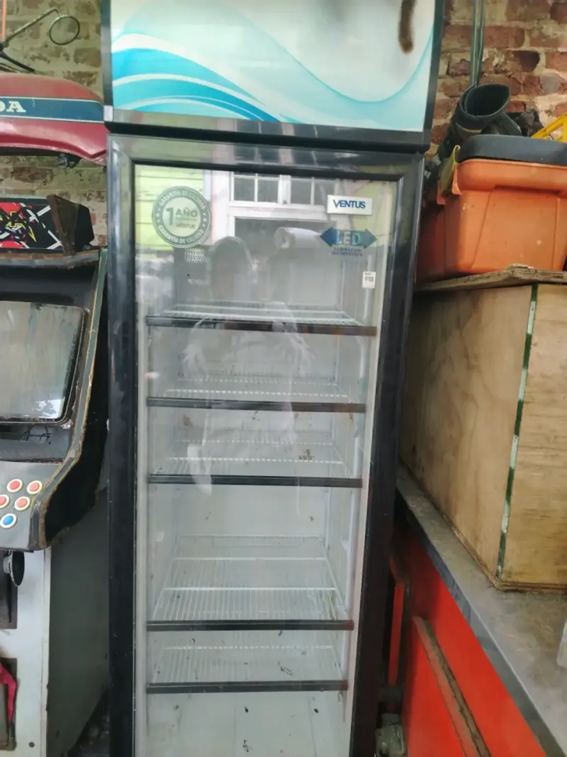 Refrigerador exhibidor Ventus con puerta de vidrio