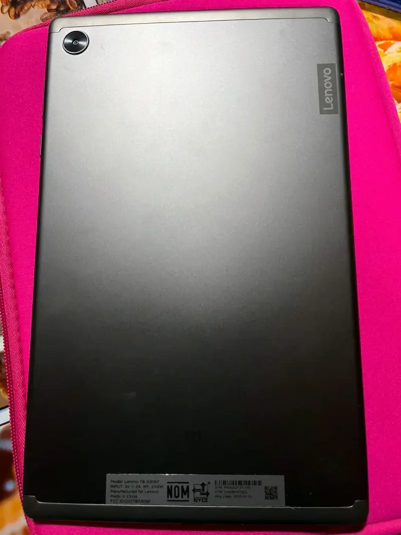 Tablet Lenovo con funda y teclado Philco - 2