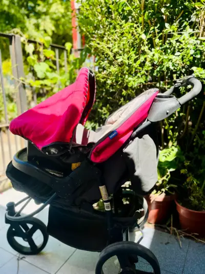 Coche de bebé Infanti con capota roja - miniatura 1