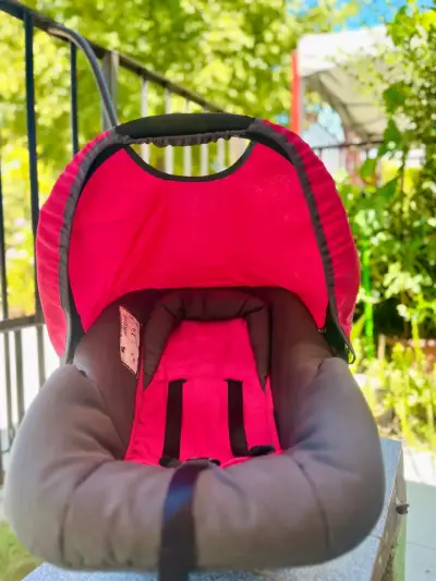 Coche de bebé Infanti con capota roja - miniatura 3