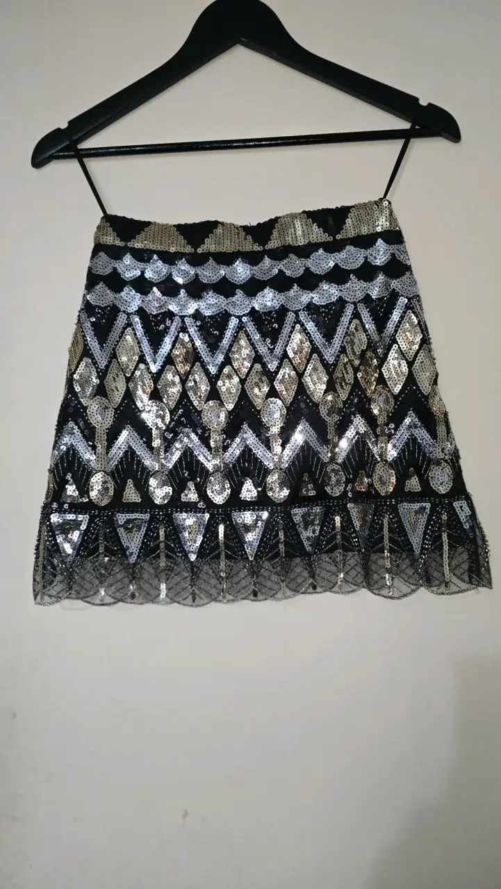 Falda corta etnica con lentejuelas doradas y negra - 4
