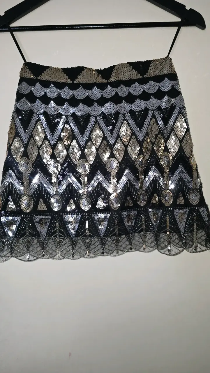 Falda corta etnica con lentejuelas doradas y negra - 5