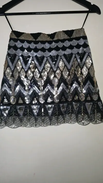 Falda corta etnica con lentejuelas doradas y negra - miniatura 5