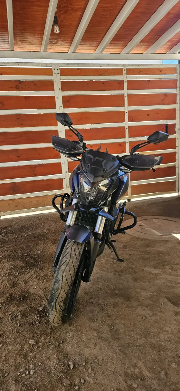 Moto deportiva negra en buen estado - 1