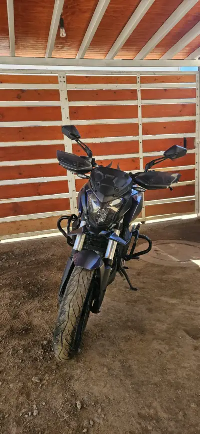 Moto deportiva negra en buen estado - miniatura 1