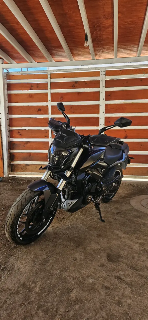 Moto deportiva negra en buen estado - 2