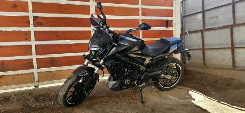 Moto deportiva negra en buen estado - 3