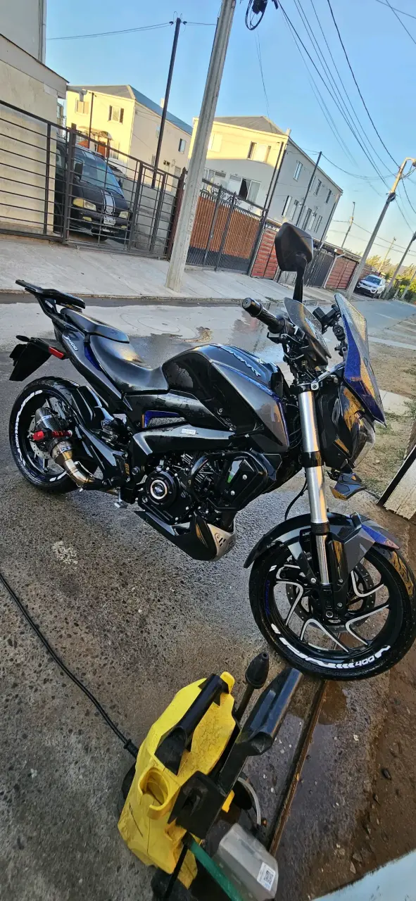 Moto deportiva negra en buen estado - 4