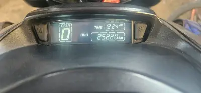 Moto deportiva negra en buen estado - miniatura 6