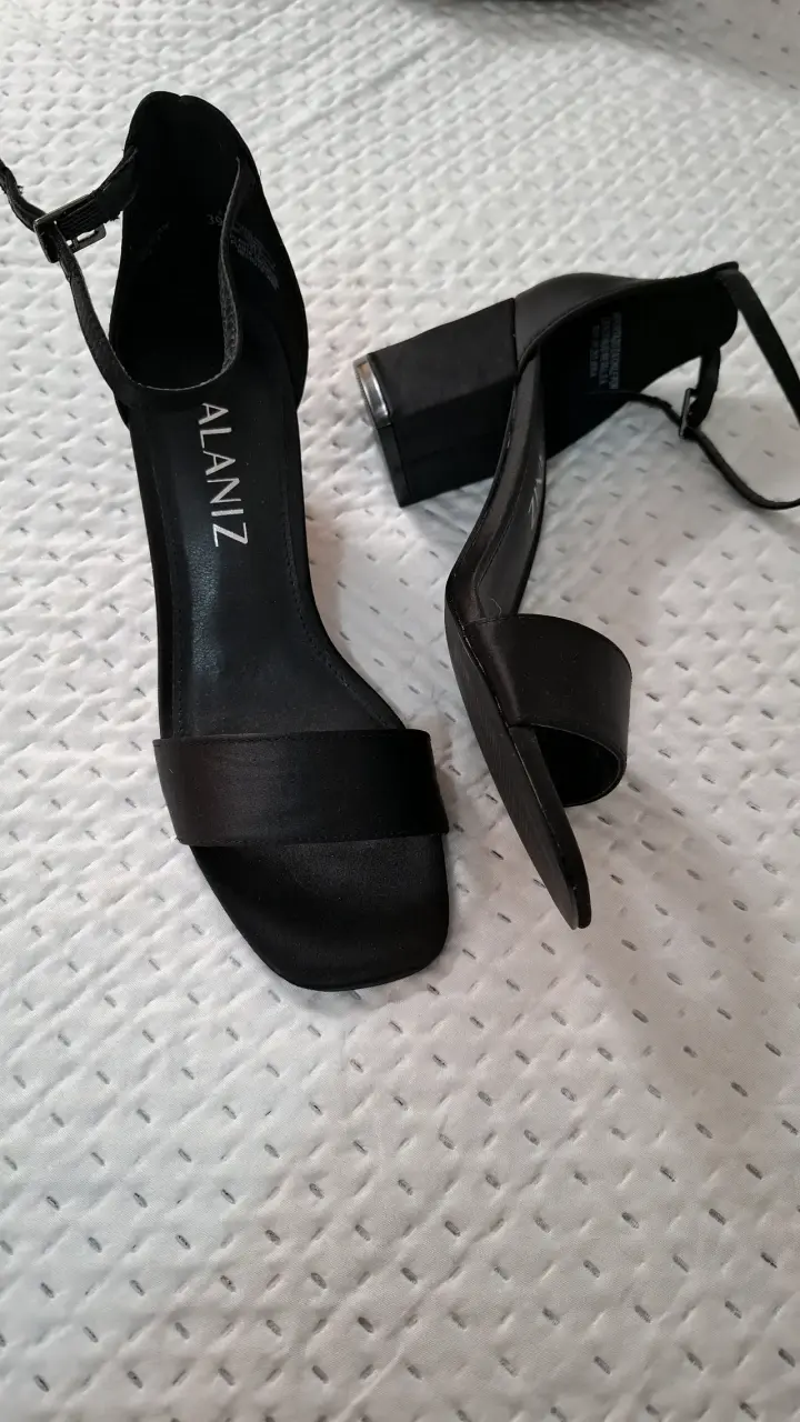 Sandalias negras de tacón Alaniz