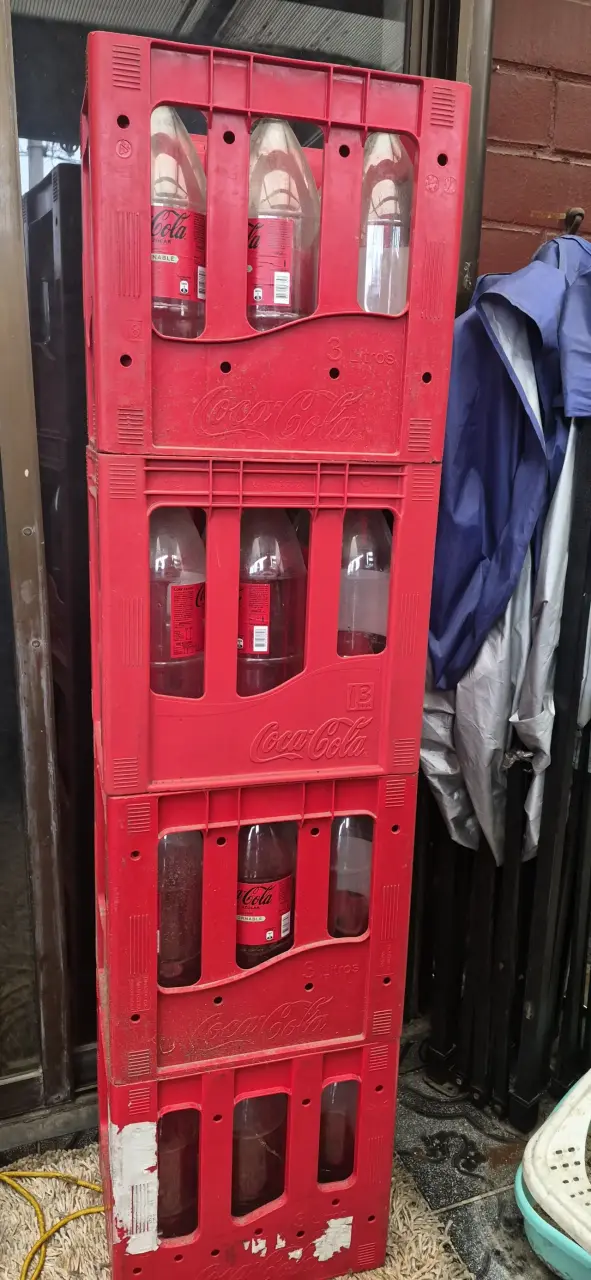 Cajas de botellas Coca-Cola retornables 3 litros