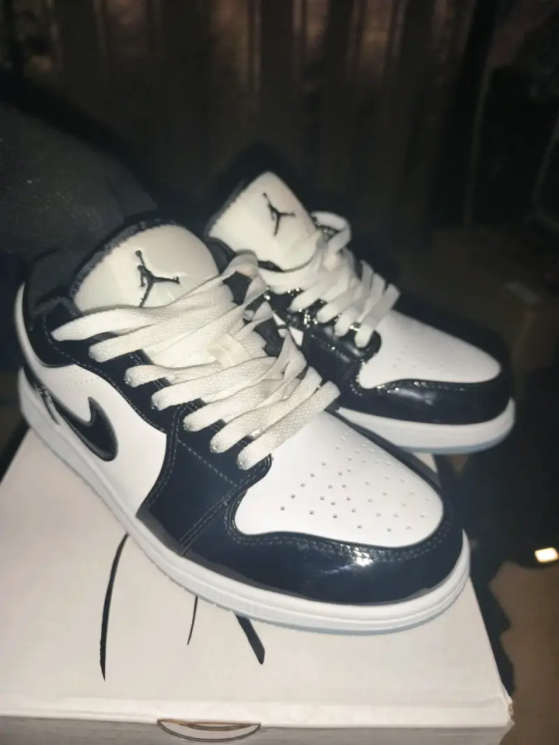 Zapatillas Nike Air Jordan 1 Low Blanco y Negro - 1