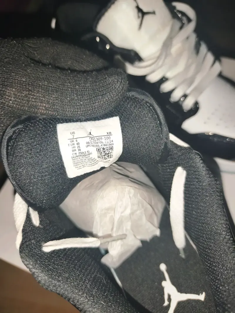 Zapatillas Nike Air Jordan 1 Low Blanco y Negro - 2