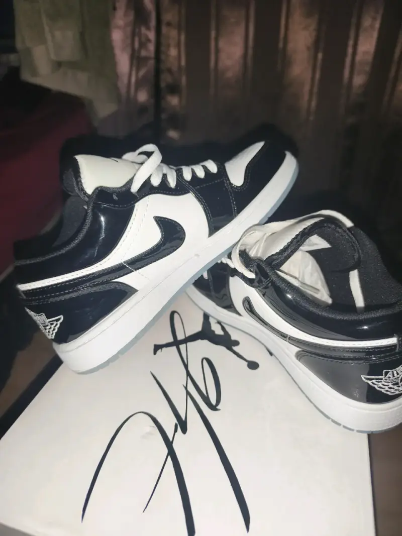 Zapatillas Nike Air Jordan 1 Low Blanco y Negro - 4