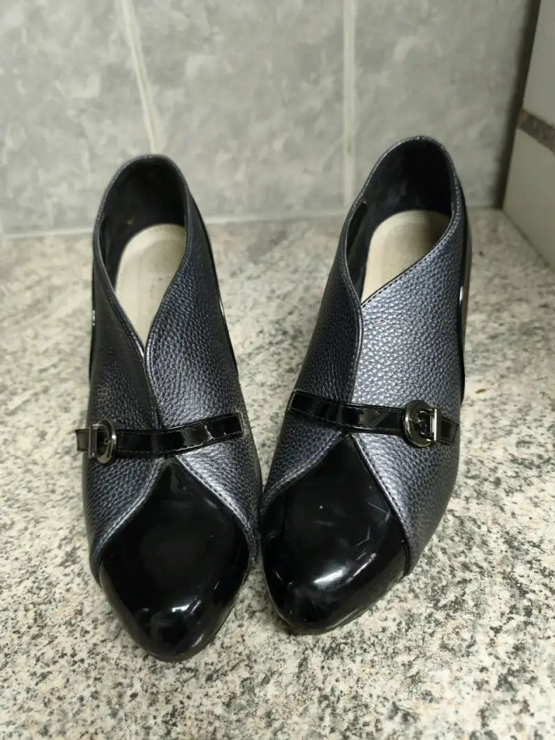 Zapatos de tacón negro con hebilla elegante - 1