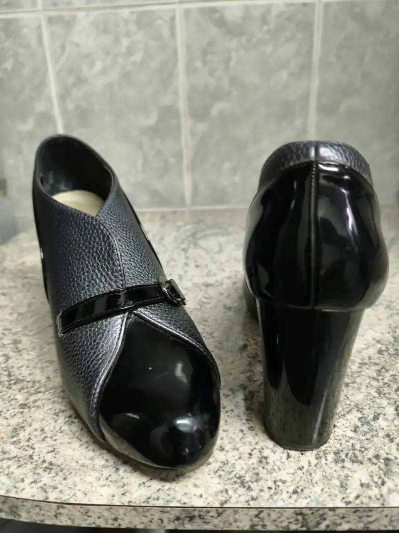 Zapatos de tacón negro con hebilla elegante - 2