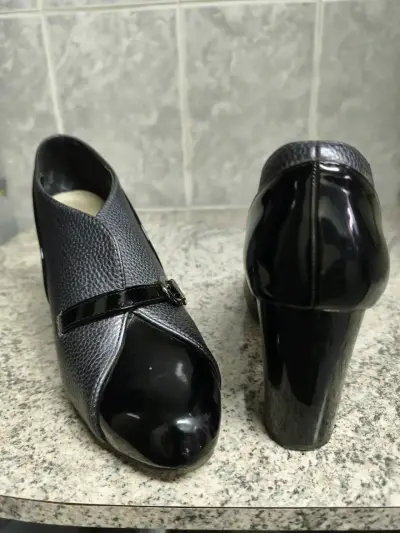 Zapatos de tacón negro con hebilla elegante - miniatura 2