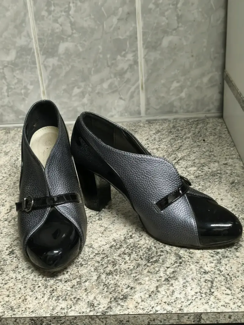 Zapatos de tacón negro con hebilla elegante - 4