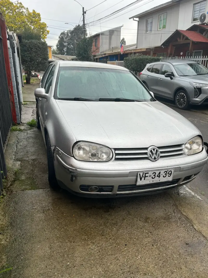 Volkswagen Golf 2.0 andando con detalles - 1