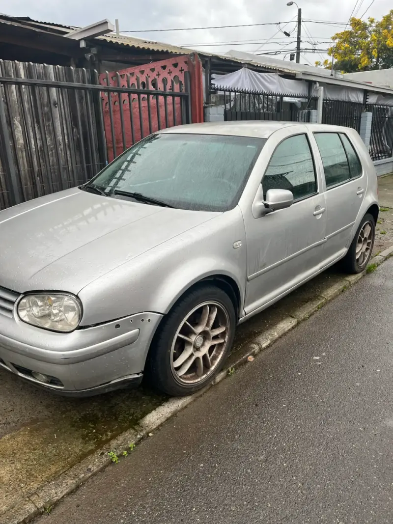 Volkswagen Golf 2.0 andando con detalles - 3