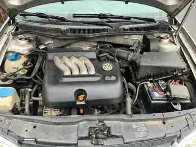 Volkswagen Golf 2.0  andando con detalles - miniatura 4