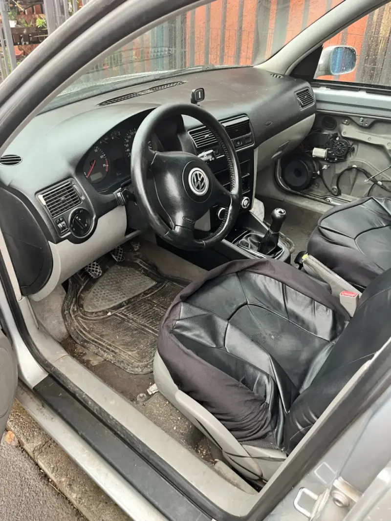 Volkswagen Golf 2.0 andando con detalles - 6