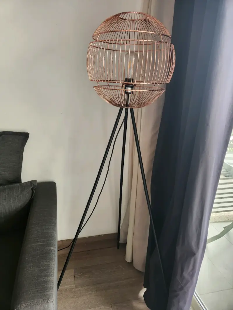Lámpara de pie moderna con diseño de jaula - 1