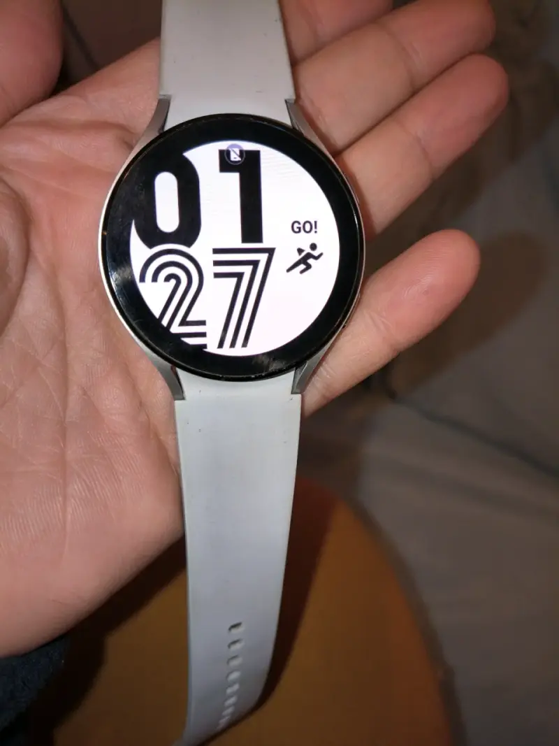 Reloj inteligente deportivo blanco - 1
