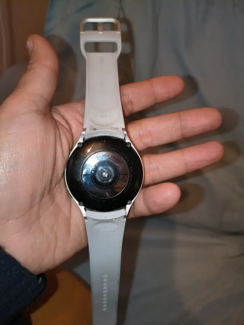 Reloj inteligente deportivo blanco - 2