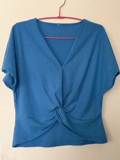 Polera azul con diseño cruzado para mujer - miniatura 1
