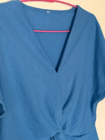 Polera azul con diseño cruzado para mujer - miniatura 2