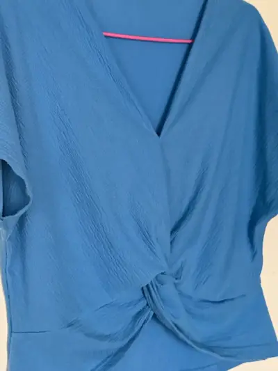 Polera azul con diseño cruzado para mujer - miniatura 3