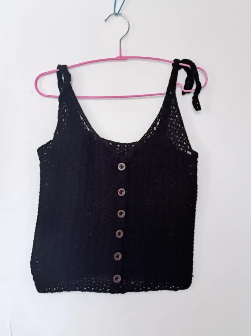 Top tejido negro con botones decorativos - 1