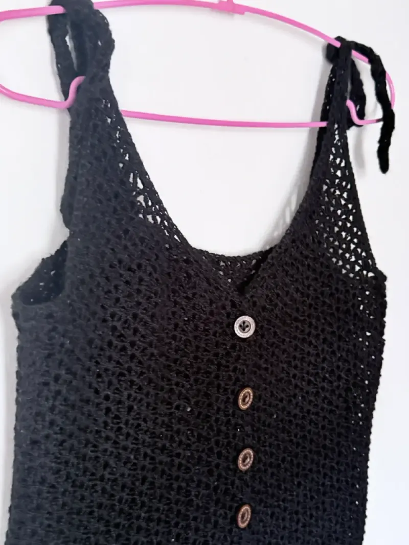 Top tejido negro con botones decorativos - 2
