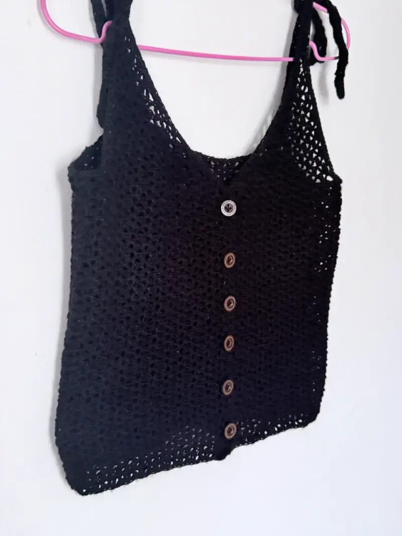 Top tejido negro con botones decorativos - 3