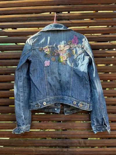 Chaqueta de mezclilla con bordado floral - miniatura 2