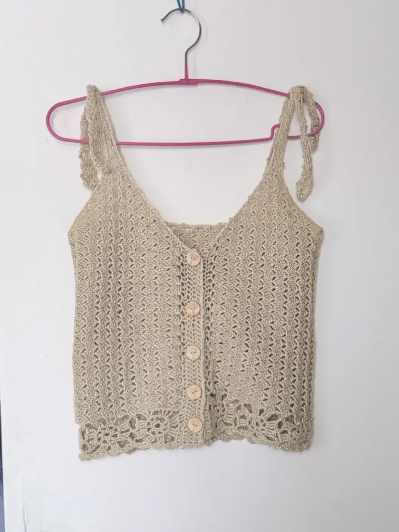 Top tejido de crochet beige con botones - 1