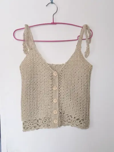 Top tejido de crochet beige con botones - miniatura 1