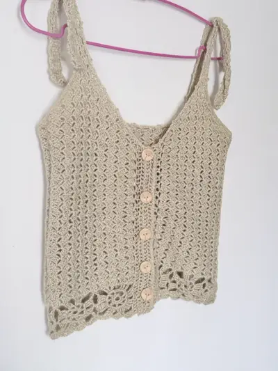 Top tejido de crochet beige con botones - miniatura 2