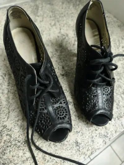 Zapatos de tacón negro con diseño calado - miniatura 1