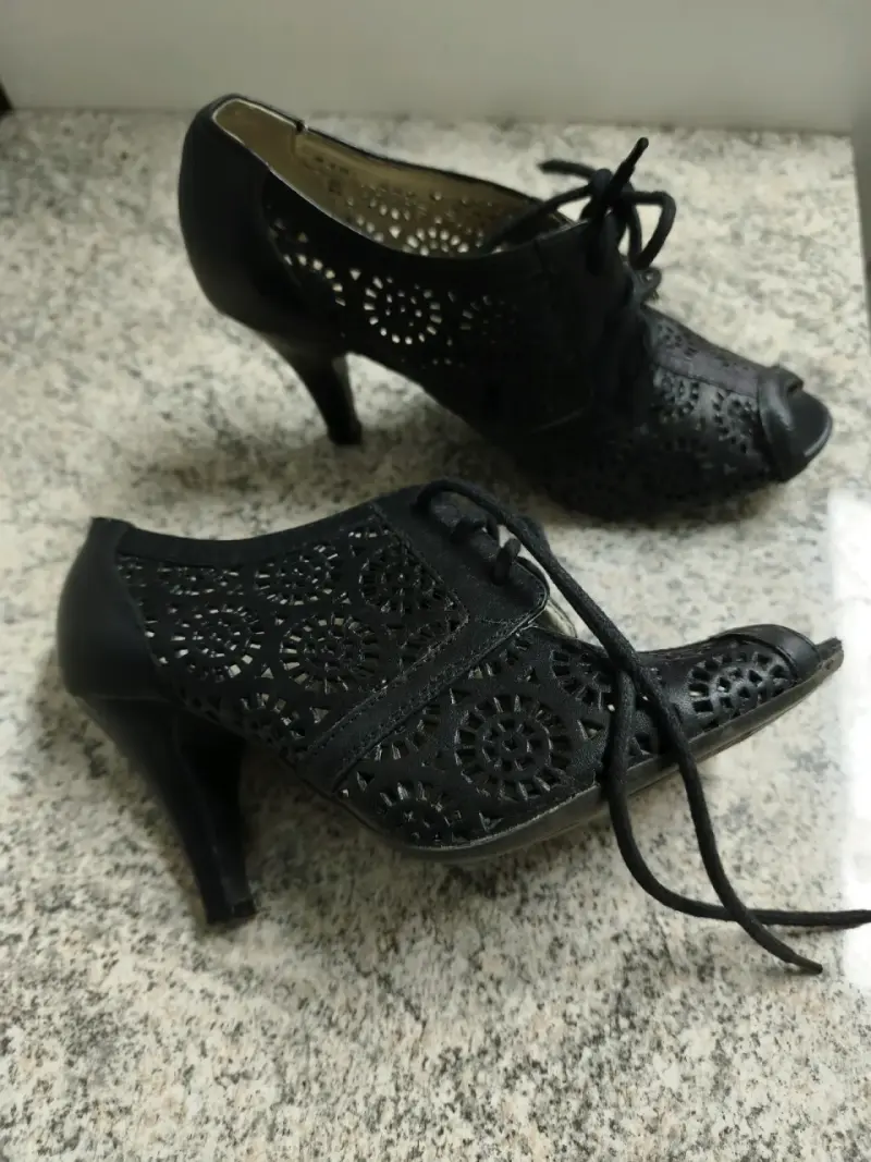 Zapatos de tacón negro con diseño calado - 2