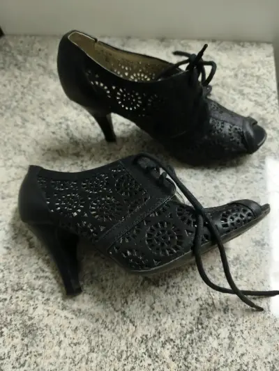 Zapatos de tacón negro con diseño calado - miniatura 2
