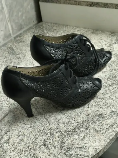 Zapatos de tacón negro con diseño calado - miniatura 3