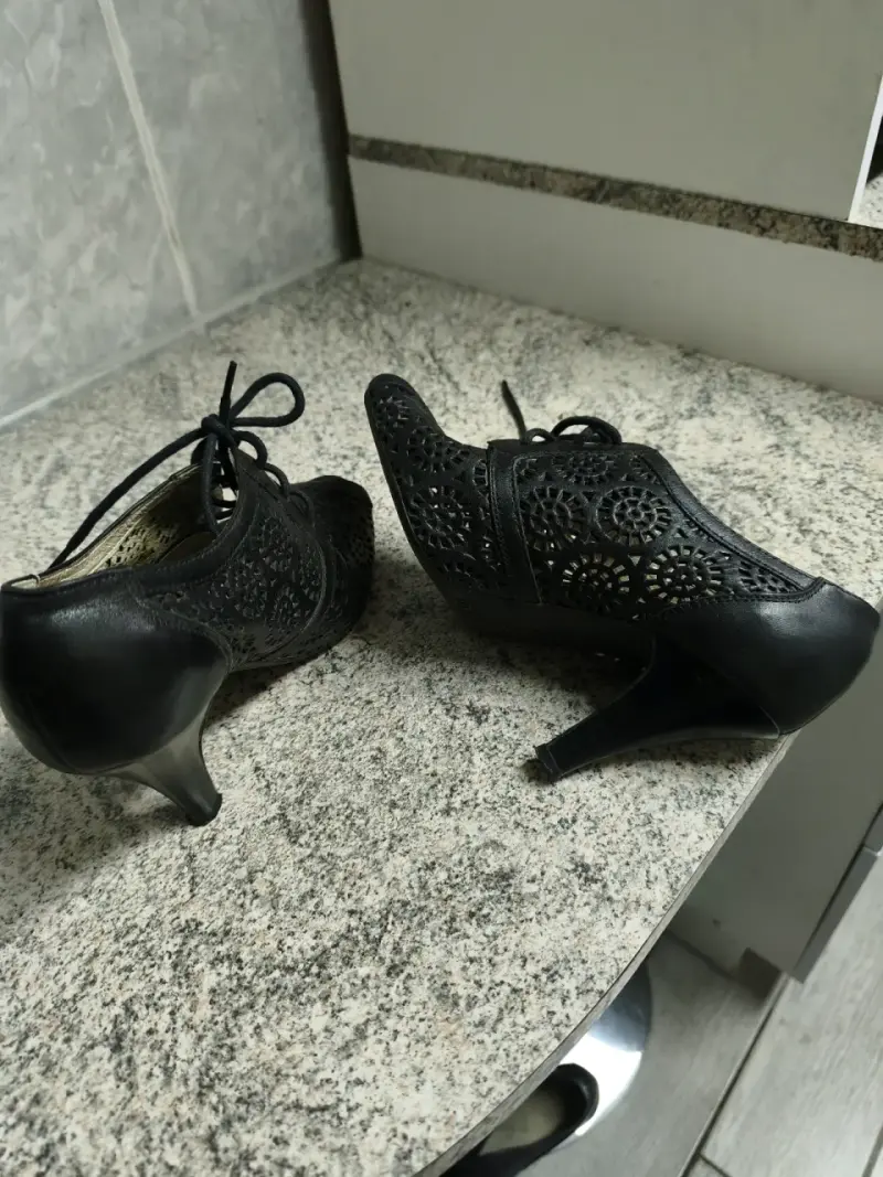 Zapatos de tacón negro con diseño calado - 4