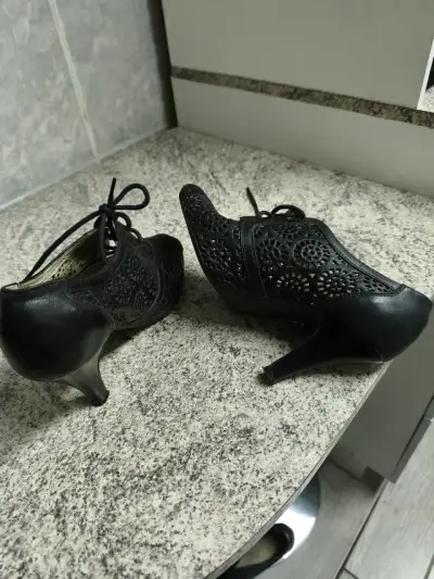 Zapatos de tacón negro con diseño calado - miniatura 4