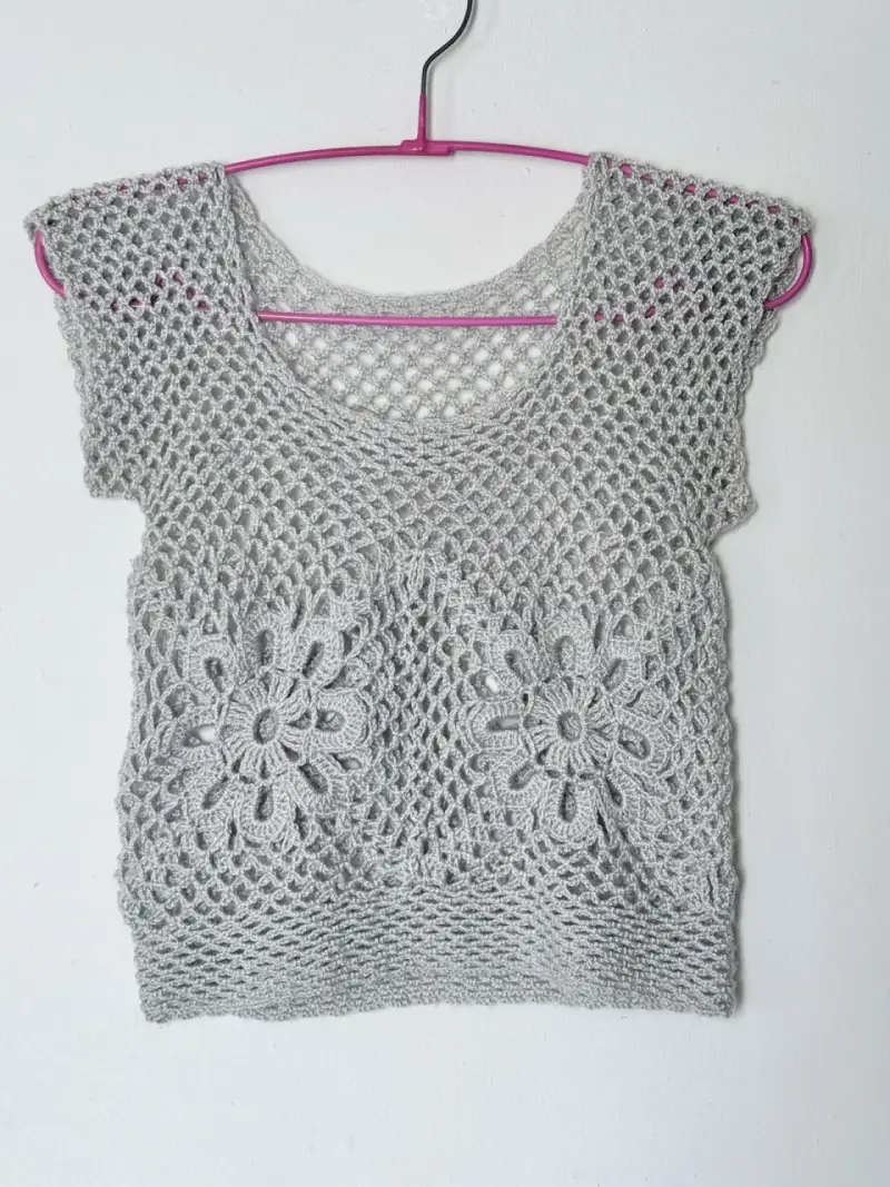 Top tejido a crochet gris con diseño floral - 1