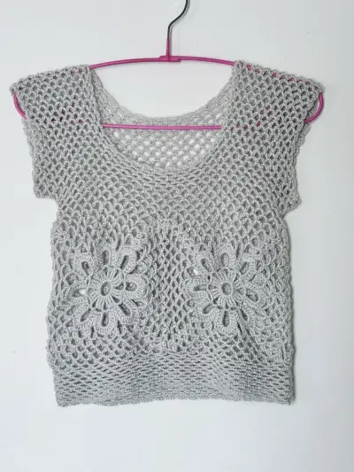 Top tejido a crochet gris con diseño floral - miniatura 1