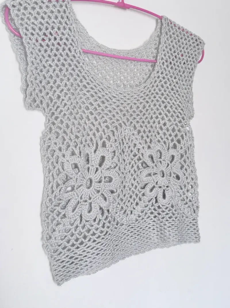 Top tejido a crochet gris con diseño floral - 2